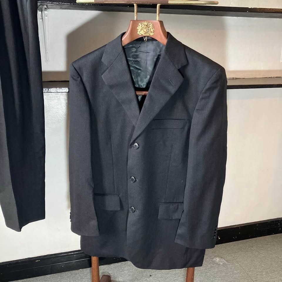 REGAL Black 3-Button 2-Piece Set Wool Suit Woolmark Certified Large 34W (Category: Sets & Coordinates) located in Manila. Submitted by nellyfrustrado (Listing ID 1470795464, Image 2). Description: Item Specifics: Brand: REGAL Since 1925 (A classic menswear label producing high-quality garments for the Japanese domestic market, separate from the renowned shoemaker) Material: Outer is 100% Pure New Wool (毛 100%) bearing the authentic Woolmark certi
