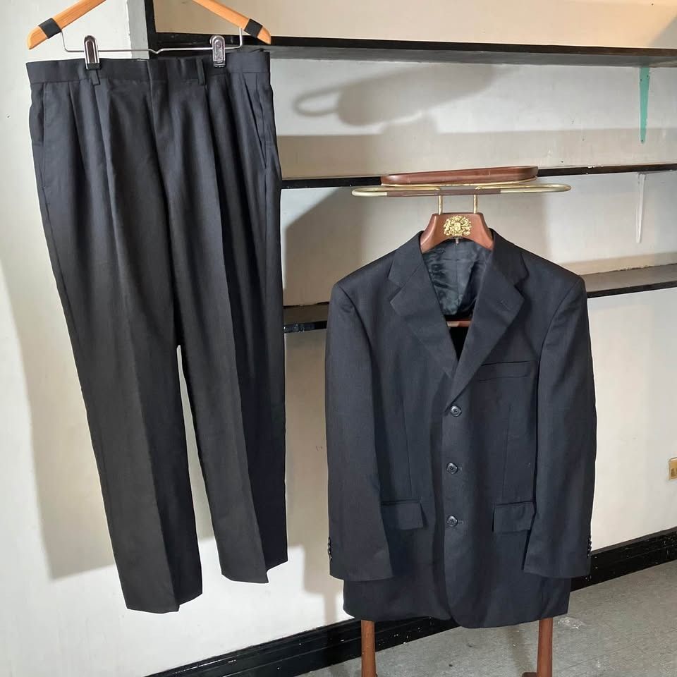 REGAL Black 3-Button 2-Piece Set Wool Suit Woolmark Certified Large 34W (Category: Sets & Coordinates) located in Manila. Submitted by nellyfrustrado (Listing ID 1470795464, Image 1). Description: Item Specifics: Brand: REGAL Since 1925 (A classic menswear label producing high-quality garments for the Japanese domestic market, separate from the renowned shoemaker) Material: Outer is 100% Pure New Wool (毛 100%) bearing the authentic Woolmark certi