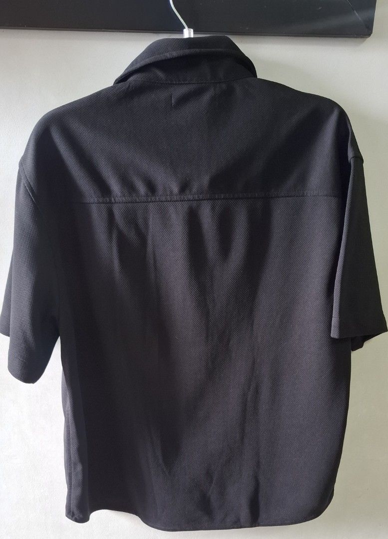 Regatta Black Textured Short Sleeve Button Down Shirt Size L (Category: Tshirts & Polo Shirts ) located in Taguig. Submitted by atticusmerch (Listing ID 1470780277, Image 2). Description: - Brand: Regatta - Color: Classic Black - Size: Large (L) - Design: Short-sleeve button-down with textured fabric weave and back yoke detail - Pockets: Two front chest pockets, with embroidered logo detail on one - Condition: Clean, excellent pre-loved condition