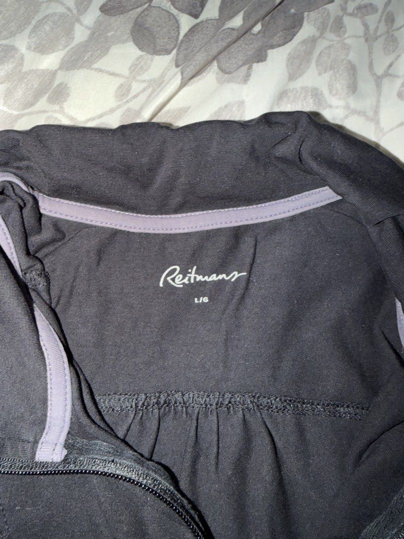Reitmans Black Full Zip Jacket (Category: Coats, Jackets and Outerwear) located in Taytay. Submitted by cloudy_20 (Listing ID 1470870527, Image 2). Description: - Brand: Reitmans - Color: Black - Size: L/G - Design: Full-zip with high collar and structured front/back paneling - Material: Lightweight, ideal for daily layering - Condition: Clean, no major flaws noticed.