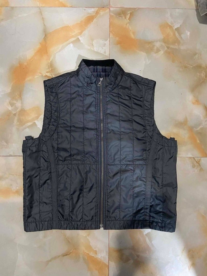 Reversible Unisex Vest (Category: Vests) located in Subic. Submitted by thriftly.treasure (Listing ID 1470892275, Image 2). Description: Small-Medium new.
