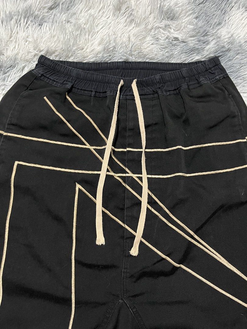 Rick Owens Short (Category: Shorts) located in Sasmuan (Sexmoan). Submitted by winterclothes.ph (Listing ID 1470760741, Image 2). Description: Rick Owens Short M on tag Waist 28-34 Length 23 Leg Opening 9.5 Verygood Condition .