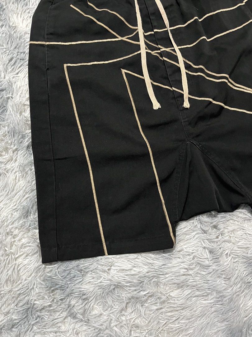 Rick Owens Short (Category: Shorts) located in Sasmuan (Sexmoan). Submitted by winterclothes.ph (Listing ID 1470760741, Image 3). Description: Rick Owens Short M on tag Waist 28-34 Length 23 Leg Opening 9.5 Verygood Condition .