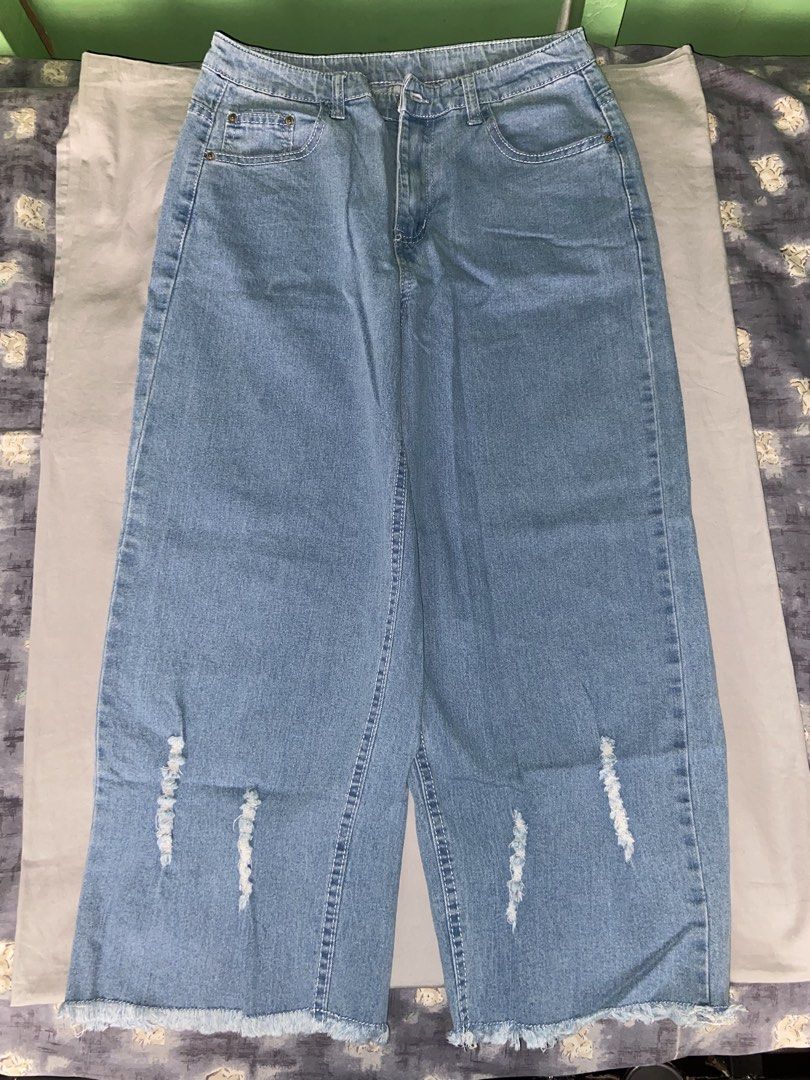 Ripped Baggy Denim Pants (Category: Jeans) located in Quezon City. Submitted by rbiityr (Listing ID 1470844689, Image 1). Description: size s-m, sakto lang haba nya sakin as someone na 4’10 ang height rfs: maluwag siya sa bandang waist ko.