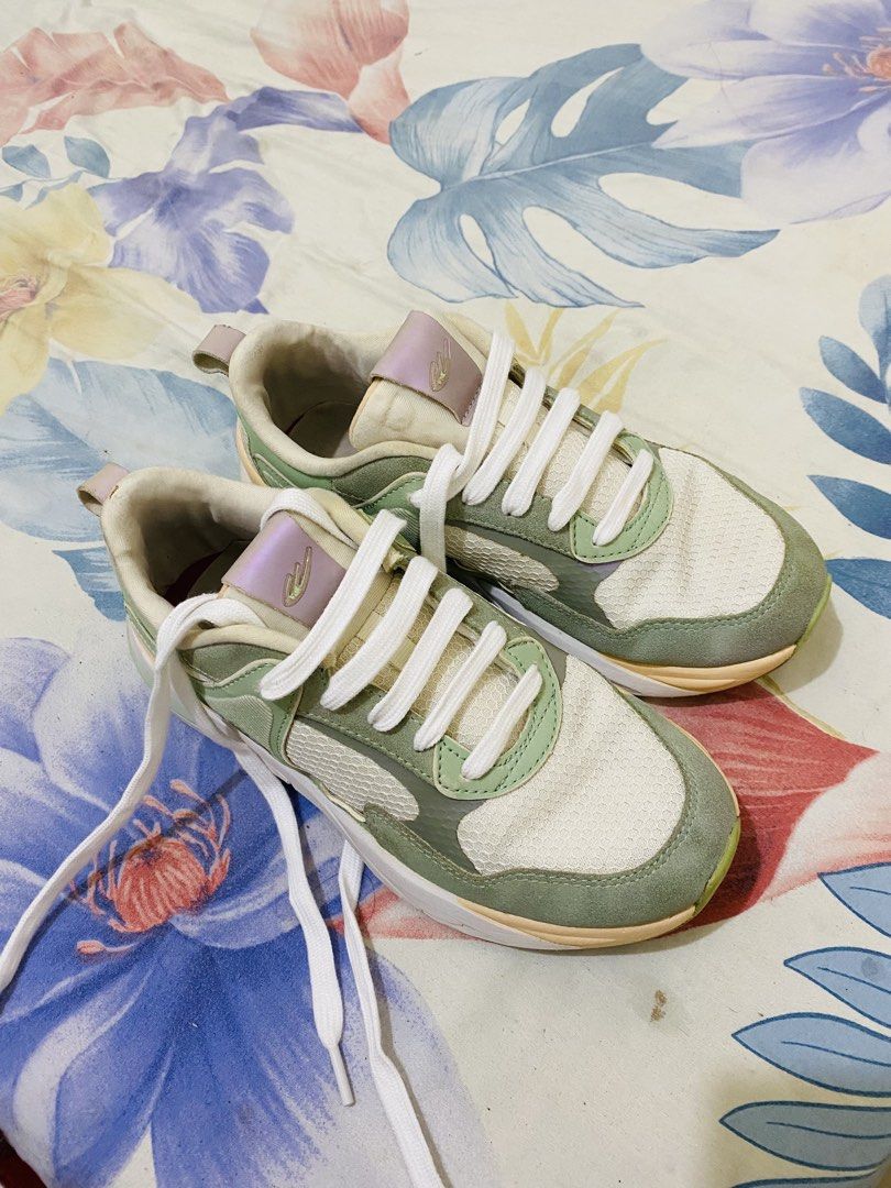 RUBBER SHOES WORLD BALANCE (Category: Sneakers) located in Magalang. Submitted by nightiechic (Listing ID 1470745939, Image 1). Description: .