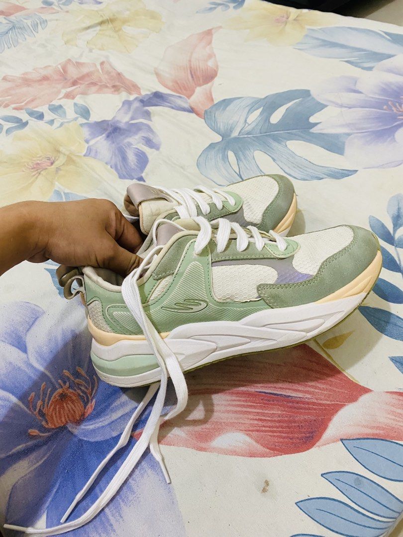 RUBBER SHOES WORLD BALANCE (Category: Sneakers) located in Magalang. Submitted by nightiechic (Listing ID 1470745939, Image 2). Description: .