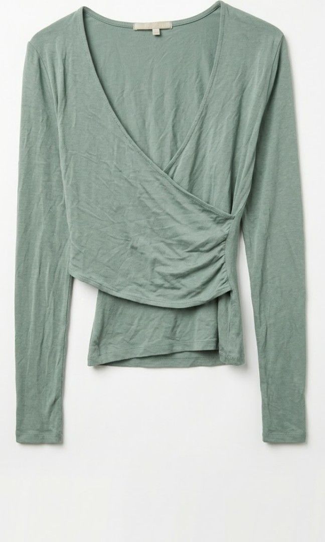 Sage Green Long-Sleeve Wrap Top (Category: Longsleeves) located in Quezon City. Submitted by prelvdest26 (Listing ID 1470863464, Image 1). Description: Price: ₱ 100 pesos Size: Small (S) Color: Sage Green Condition: Worn once, still in good condition A simple wrap-style top perfect for casual everyday outfits. 🤍 DM to order Loved once. Yours next..