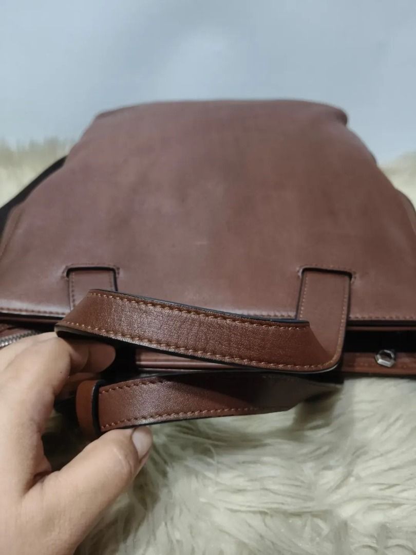Sale! Jeep Bag (Category: Shoulder Bags) located in Cabuyao City. Submitted by your____lux____shop (Listing ID 1470881190, Image 2). Description: Sale❗️Sale❗️Sale❗️ ₱ 1,699 Heavy-duty Bag almost new Medium-Large Pure genuine leather 📌First to pay!.