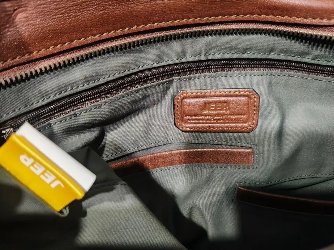 Sale! Jeep Bag (Category: Shoulder Bags) located in Cabuyao City. Submitted by your____lux____shop (Listing ID 1470881190, Image 3). Description: Sale❗️Sale❗️Sale❗️ ₱ 1,699 Heavy-duty Bag almost new Medium-Large Pure genuine leather 📌First to pay!.