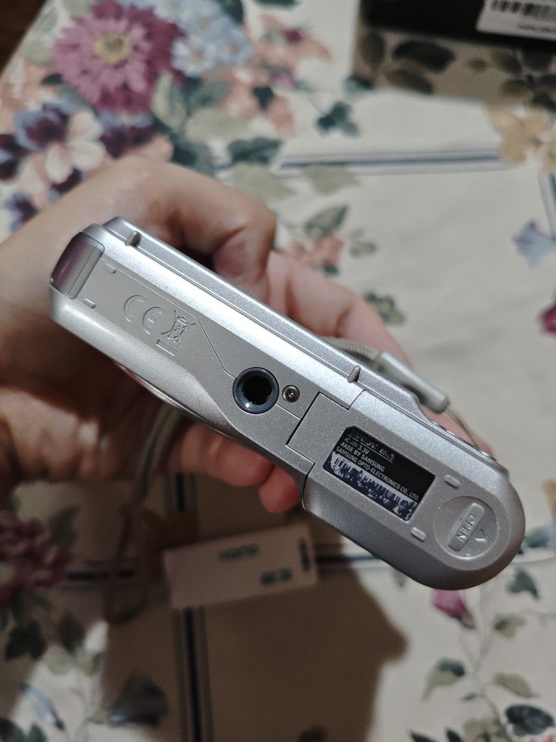 Samsung ES25 Digital Camera (Category: Cameras) located in Manila. Submitted by happilovelybee (Listing ID 1470771133, Image 3). Description: Selling my Samsung ES25 digital camera since I rarely use it anymore. • Working fine • Has a few paint chips from use • Battery-operated • Includes memory card and USB card reader Shipping only. Message me if interested! 😊.