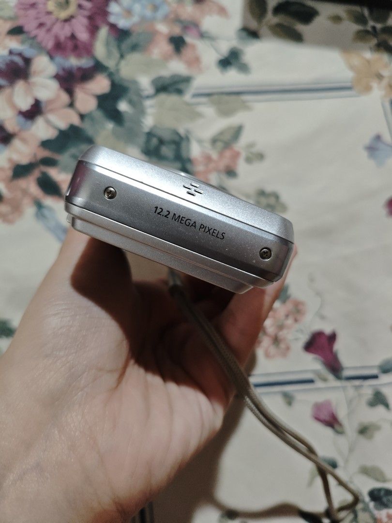 Samsung ES25 Digital Camera (Category: Cameras) located in Manila. Submitted by happilovelybee (Listing ID 1470771133, Image 2). Description: Selling my Samsung ES25 digital camera since I rarely use it anymore. • Working fine • Has a few paint chips from use • Battery-operated • Includes memory card and USB card reader Shipping only. Message me if interested! 😊.