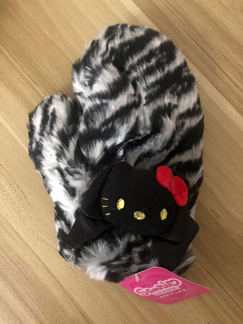 Sanrio Hello Kitty hand warmer / Mitten glove winter accessory (Category: Gloves) located in San Juan City. Submitted by ttanmien (Listing ID 1470829807, Image 2). Description: Selling for ₱300 Original Price: Above ₱800 .