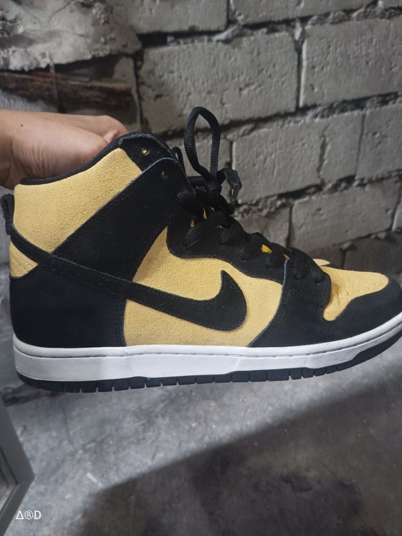 Sb dunks (Category: Sneakers) located in Manila. Submitted by lanoarel (Listing ID 1470864240, Image 2). Description: both Used both 9 Mens both with OG Box and xtra lace asking price 1,300 (dalawang sapatos) yes tama aspack for only 1,300 original/authentic/legir.