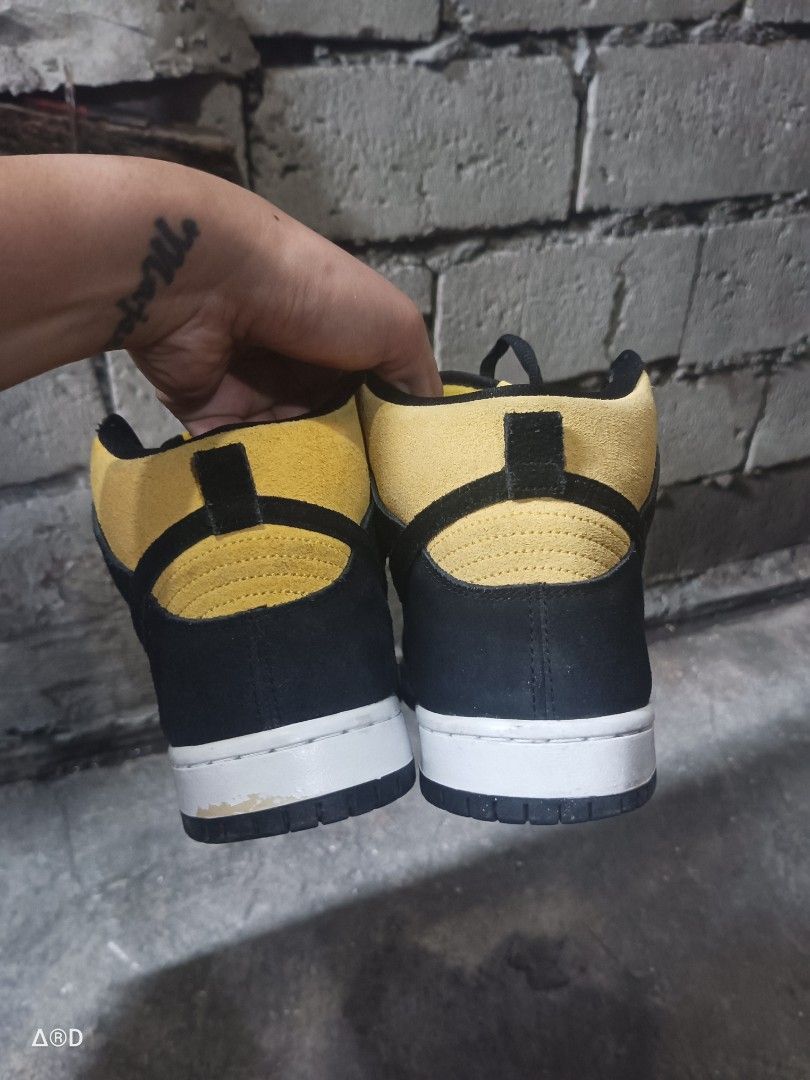 Sb dunks (Category: Sneakers) located in Manila. Submitted by lanoarel (Listing ID 1470864240, Image 3). Description: both Used both 9 Mens both with OG Box and xtra lace asking price 1,300 (dalawang sapatos) yes tama aspack for only 1,300 original/authentic/legir.
