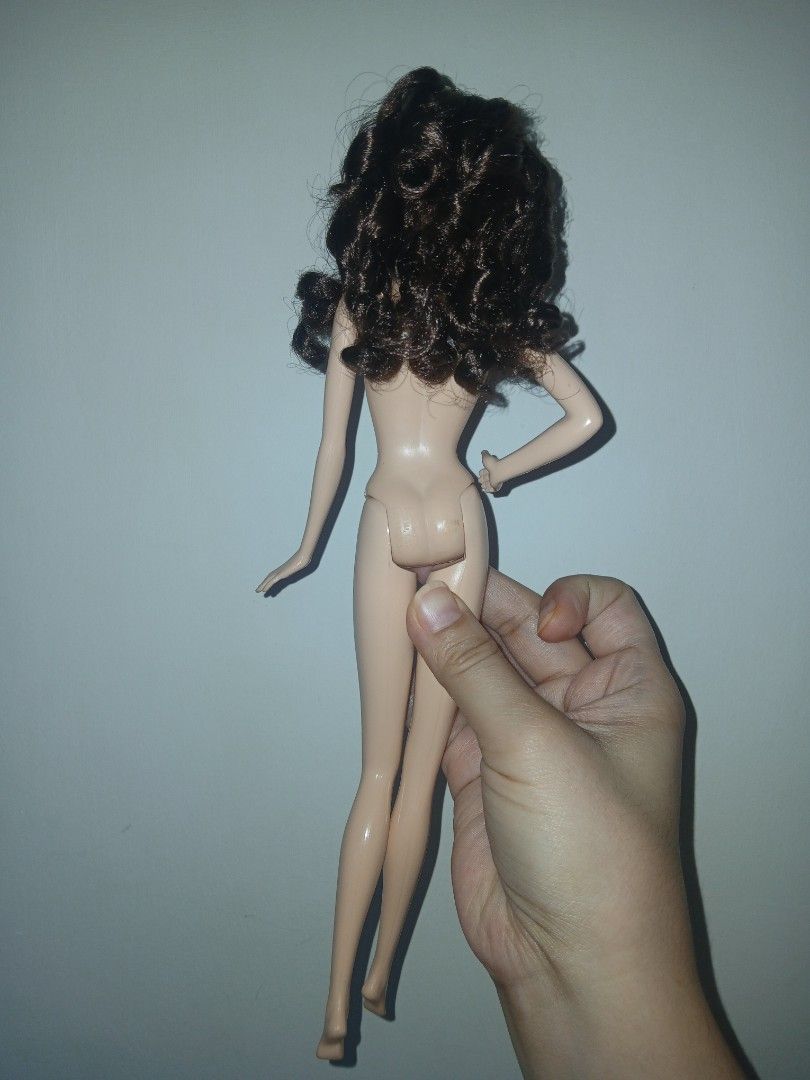 Scarlet O'harra in model muse body (Category: Kids Toys) located in Subic. Submitted by frncnjntmr22 (Listing ID 1470778132, Image 2). Description: - Brunette fashion doll with stunning curly brown hair - Striking green eyes and bold red lips - Elegant pearl stud earrings included - Nude body featuring finely sculpted hands and feet - Perfect addition to any doll collection.