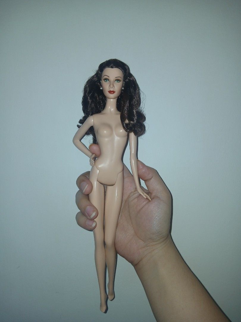 Scarlet O'harra in model muse body (Category: Kids Toys) located in Subic. Submitted by frncnjntmr22 (Listing ID 1470778132, Image 1). Description: - Brunette fashion doll with stunning curly brown hair - Striking green eyes and bold red lips - Elegant pearl stud earrings included - Nude body featuring finely sculpted hands and feet - Perfect addition to any doll collection.