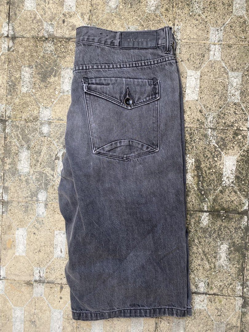 Sean John Grey Denim Shorts Size 36 (Category: Shorts) located in Imus. Submitted by frootiloots4103 (Listing ID 1470768345, Image 2). Description: - Brand: Sean John - Color: Washed grey with a vintage effect - Size: 36 waist, 27-inch length - Material: 100% heavyweight cotton - Details: Classic button fly, front pockets, and button-flap back pocket design - Condition: Clean interior tags intact, machine washable OPEN FOR NEGO (best if aspack) �