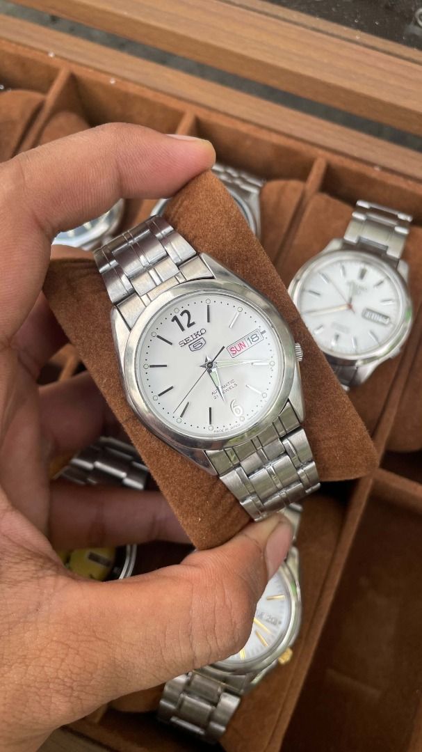 SEIKO 5 WHITE DIAL (Category: Luxury Watches) located in Urdaneta. Submitted by aeonix2024 (Listing ID 1470758292, Image 1). Description: SEIKO 5 WHITE DIAL 🏷️ Price: ₱3,500 (Negotiable for sure buyer) 📌 Details & Specs: ⌚ 37mm | Automatic | Day & Date 🔧 Newly serviced & timegrapher tested 🎁 With replacement Seiko box, paper bag & polish cloth 💎 9.5/10, ready to wear 📦 Shipping: J&T / LBC (COD, COP) 📍 Location: Pangasinan ⚠️ Disclaimer: Pr