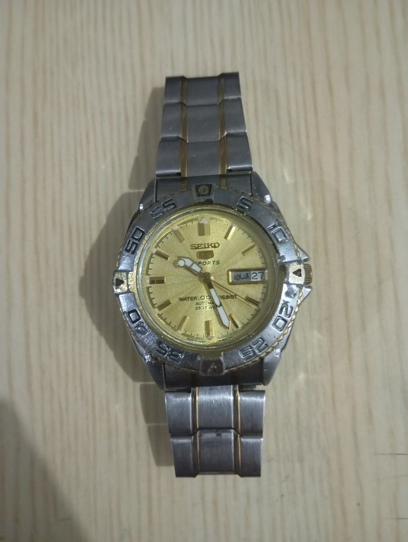 Seiko automatic (Category: Men's Watches) located in Las Pinas. Submitted by quick_deals_great_finds2 (Listing ID 1470865567, Image 3). Description: Original seiko 7009 mechanism 40mm Fits wrist size 6.8 inches Fully functional keeps time.