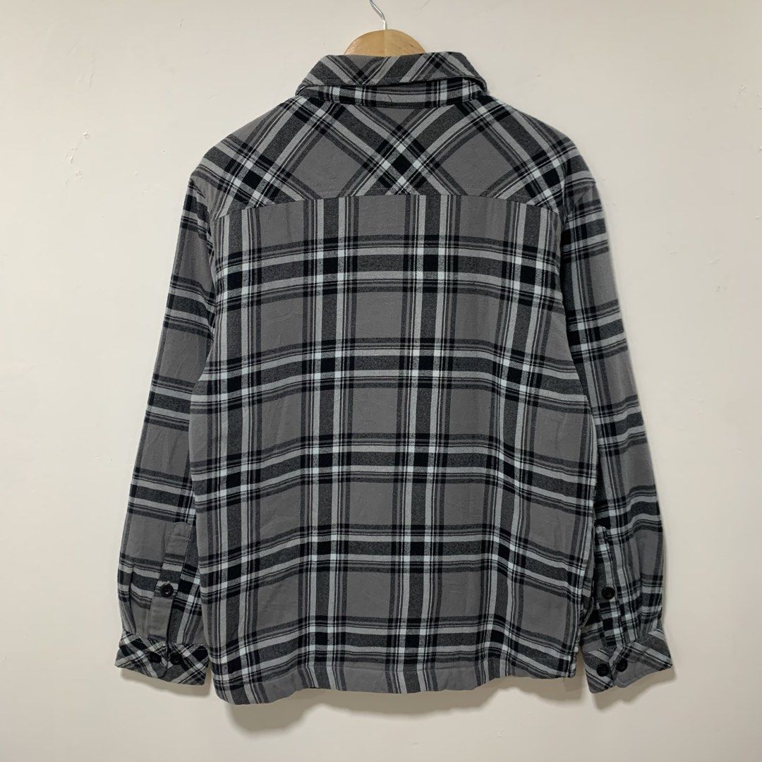 Shaka wear (Category: Hoodies) located in Cavite. Submitted by yobubsss (Listing ID 1470916812, Image 3). Description: Size Medium 22w 29L Good condition No issue.