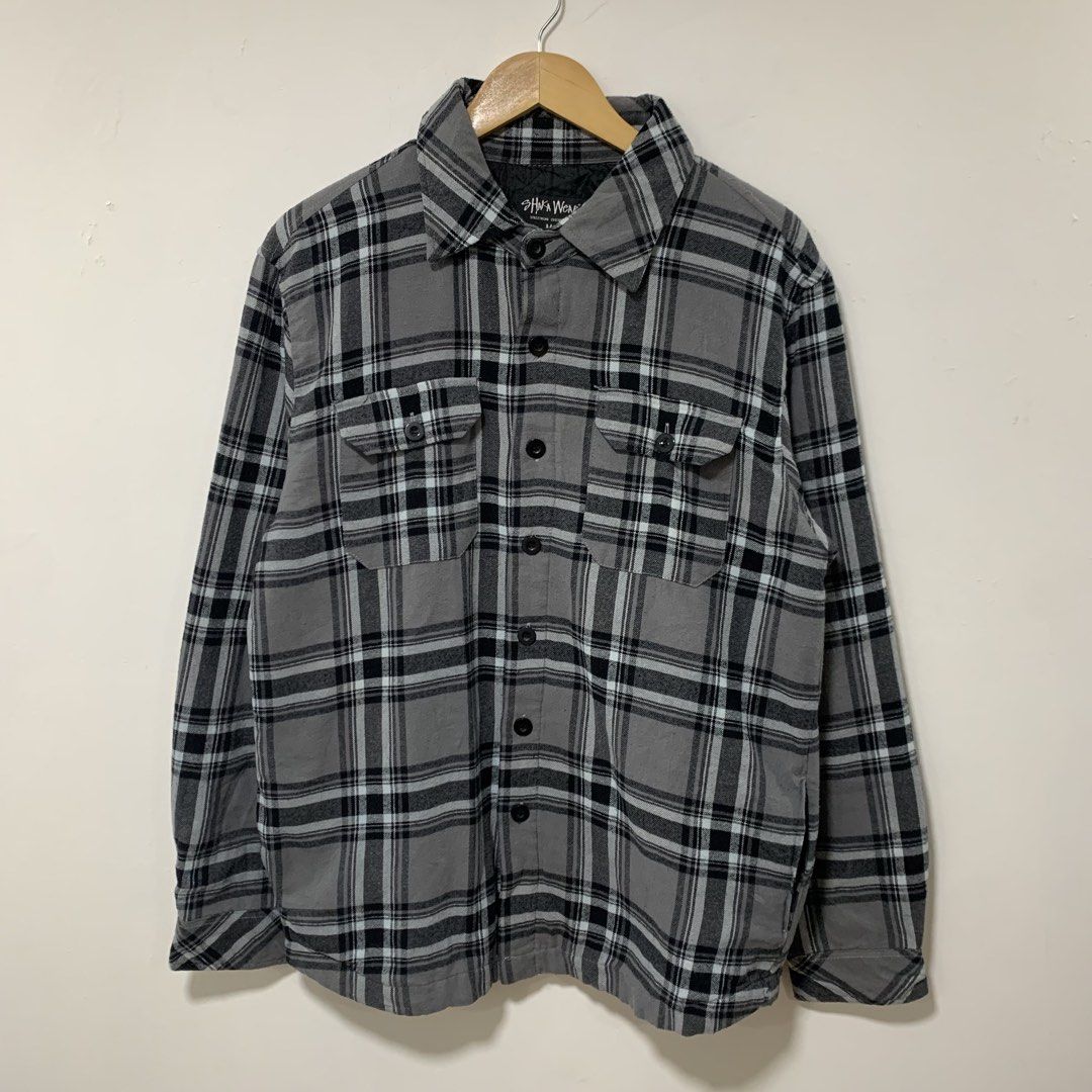 Shaka wear (Category: Hoodies) located in Cavite. Submitted by yobubsss (Listing ID 1470916812, Image 2). Description: Size Medium 22w 29L Good condition No issue.
