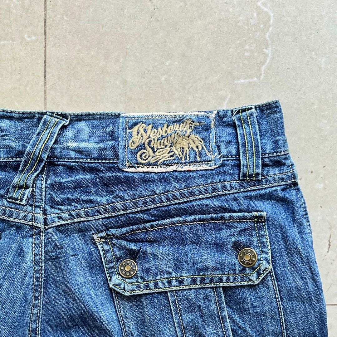 Shane Jeans Denim Cargo Jorts (Category: Shorts) located in Los Banos. Submitted by theoldgoods_ (Listing ID 1470781447, Image 2). Description: Shane Jeans Denim Cargo Jorts W: 32 inches L: 23.5 inches Leg opening: 10.5 inches 550 pesos (free shipping nationwide) MOP: Gcash (payment first) 📍Los Baños, Laguna.