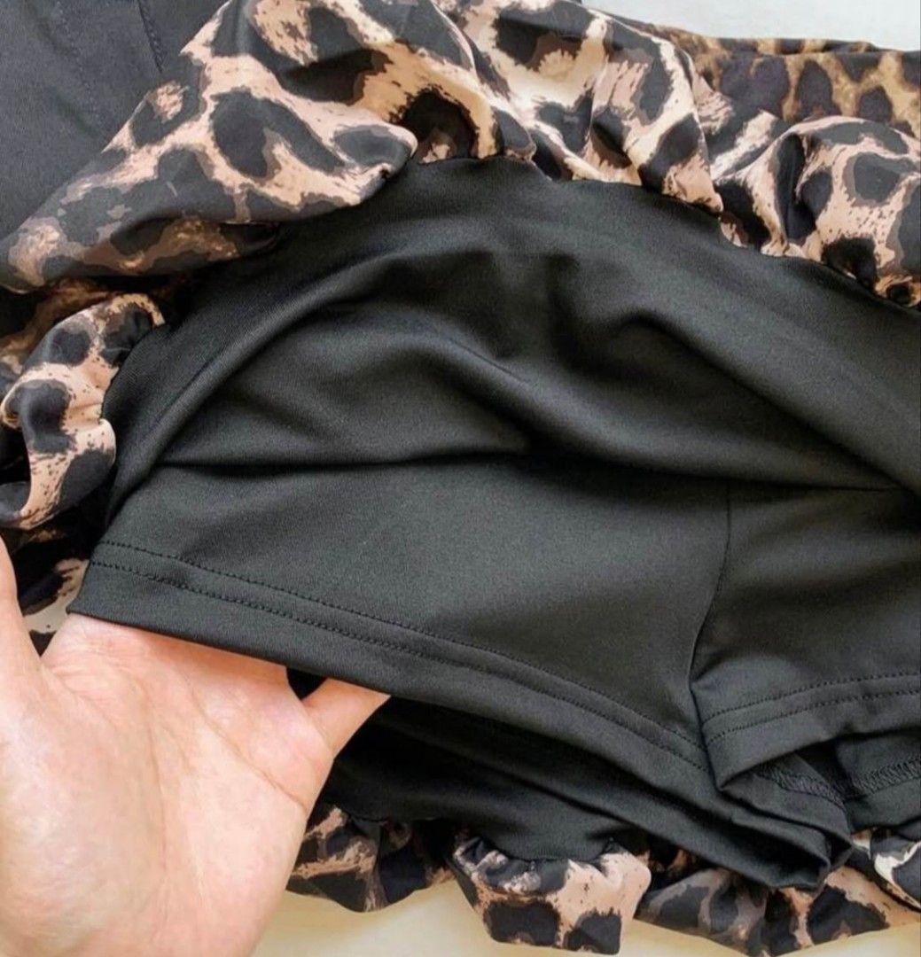 SHEIN LEOPARD SKIRT (Category: Skirts) located in Valenzuela. Submitted by justgorjas (Listing ID 1470787211, Image 2). Description: SMALL LOC: MALANDAY VALENZUELA CITY.