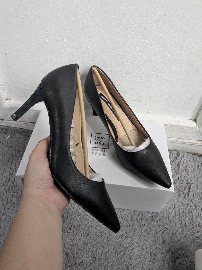 Shootantard Black Pumps Heels / Office Heels (Category: Heels) located in Quezon City. Submitted by nnncorner (Listing ID 1470807139, Image 3). Description: Shootantard Matte Black Pumps Heels Size 240 asian size 26 cm tape measured Size EU 37 / US 6 New with tags and box 1,728 og price in pesos / 36,000 won SELLING only for 750.