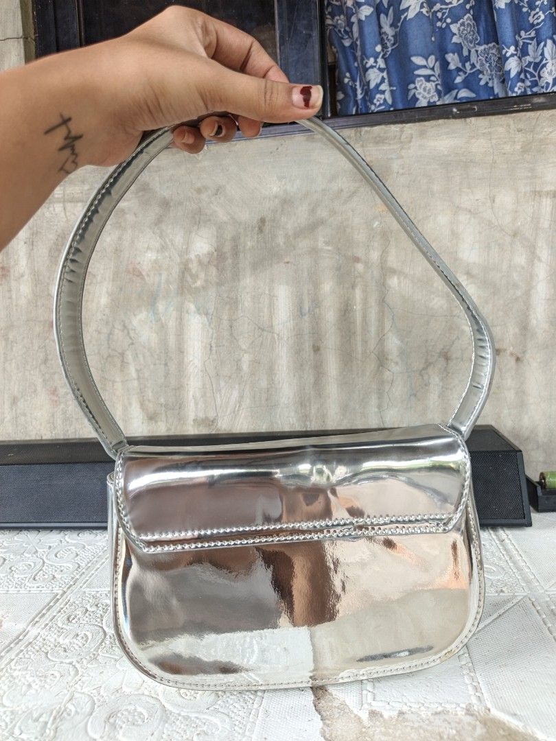 Shoulder bag (Category: Shoulder Bags) located in Quezon, Isabela. Submitted by ukay-ukaybylyn (Listing ID 1470754301, Image 2). Description: flaws sa last pic very minimal.