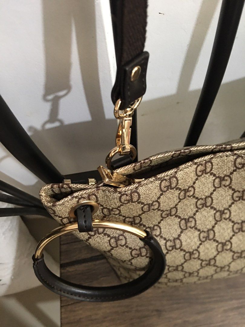 Shoulder sling bag (Category: Shoulder Bags) located in Morong. Submitted by vastcat.b247ee680 (Listing ID 1470787346, Image 3). Description: Thick no issues good as new Makapal not palengke style.