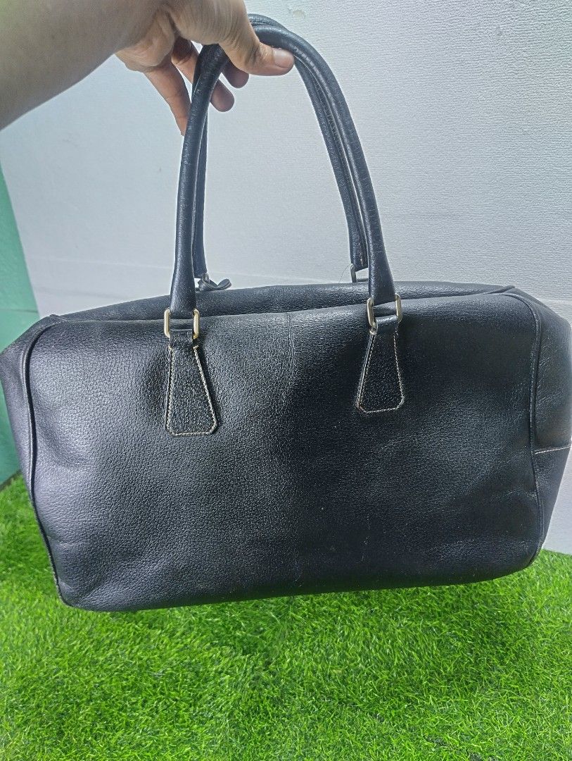 Signature Bag from Italy (Category: Shoulder Bags) located in Makati City. Submitted by lhexieg (Listing ID 1470875357, Image 3). Description: Sa May gusto po PRADA leather Bag Used Good..
