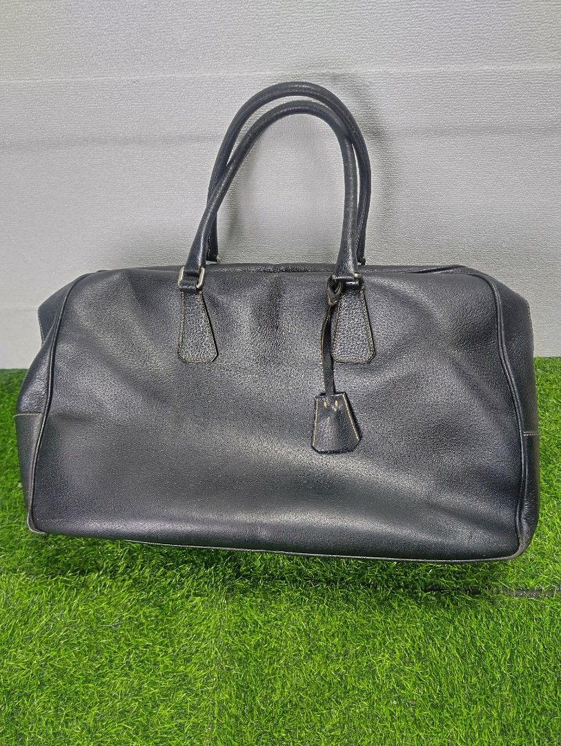 Signature Bag from Italy (Category: Shoulder Bags) located in Makati City. Submitted by lhexieg (Listing ID 1470875357, Image 1). Description: Sa May gusto po PRADA leather Bag Used Good..