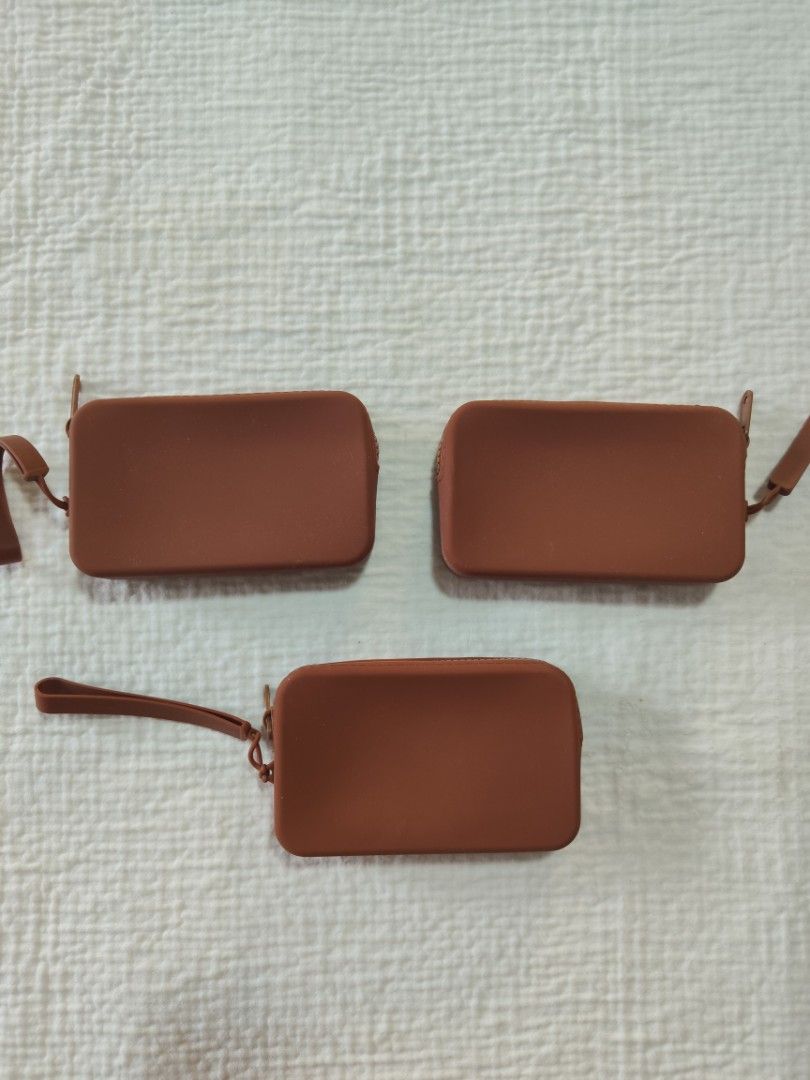 Silicone pouch (Category: Purses & Pouches) located in Manila. Submitted by eacords (Listing ID 1470913045, Image 2). Description: never been used selling for P90.00 each take all for P250.00.