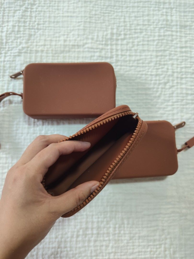 Silicone pouch (Category: Purses & Pouches) located in Manila. Submitted by eacords (Listing ID 1470913045, Image 1). Description: never been used selling for P90.00 each take all for P250.00.