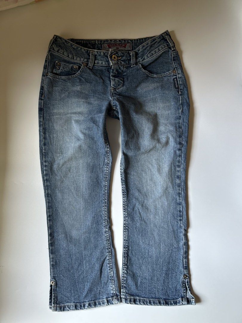 Silver Jeans Co. Blue Denim Jeans (Category: Jeans) located in Cabanatuan. Submitted by j_preloved0012 (Listing ID 1470846497, Image 1). Description: -blue denim capri pants -low to mid-rise waist -side slits at the cuffs -b : Silver Jeans -10/10 quality -size : on tag 26 -length : 22 inches -Honest issue: the inside left pocket was cut, and the right front pocket had to be hand-stitched to make it usable. .