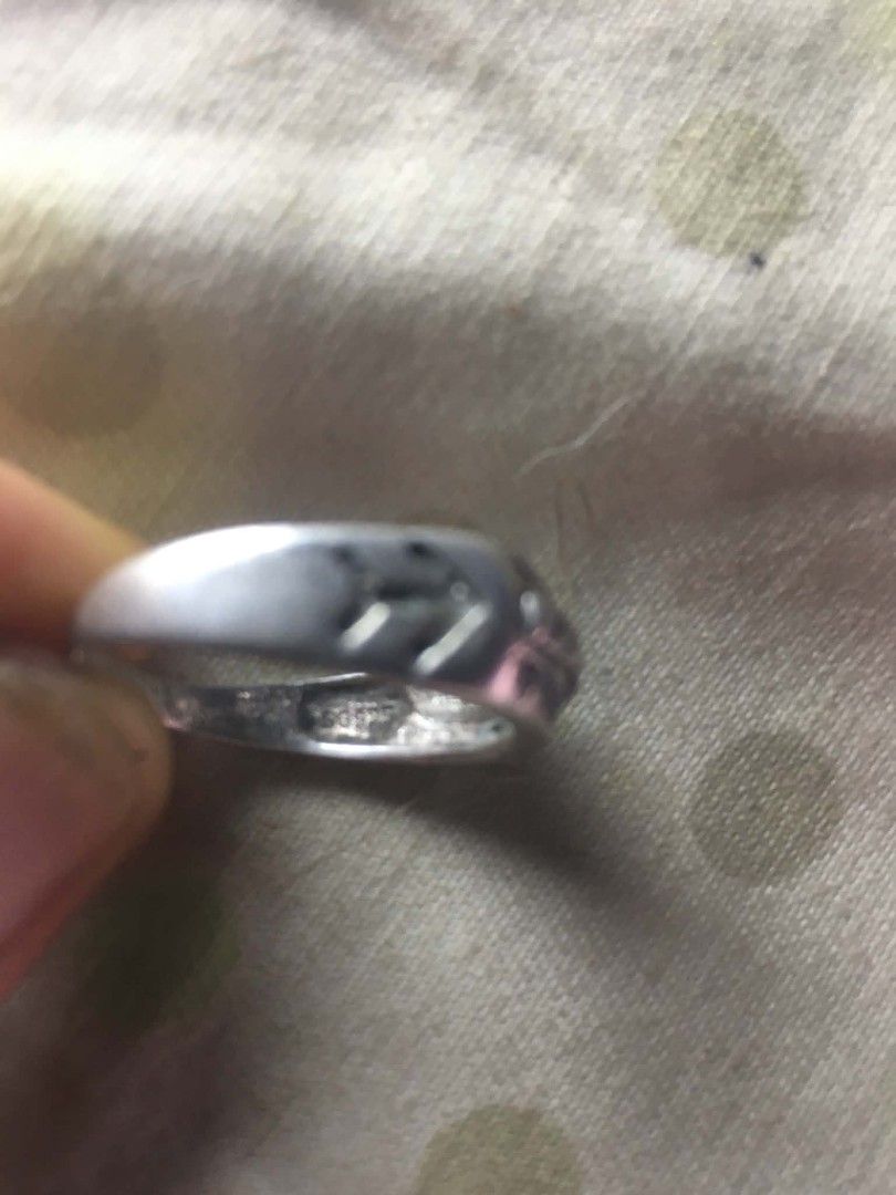 Silver ring with arrow engraving stamped S925 (Category: Rings) located in Lingayen. Submitted by myrahpasil83880 (Listing ID 1470869544, Image 1). Description: - Material: Solid silver with stamped S925 hallmark - Design: Stylish engraved arrow motif on the outer surface - Finish: Smooth polished top with detailed textured inner shank - Condition: Clean metal finish with normal handling wear - Fit: Standard ring proportions for comfortable daily