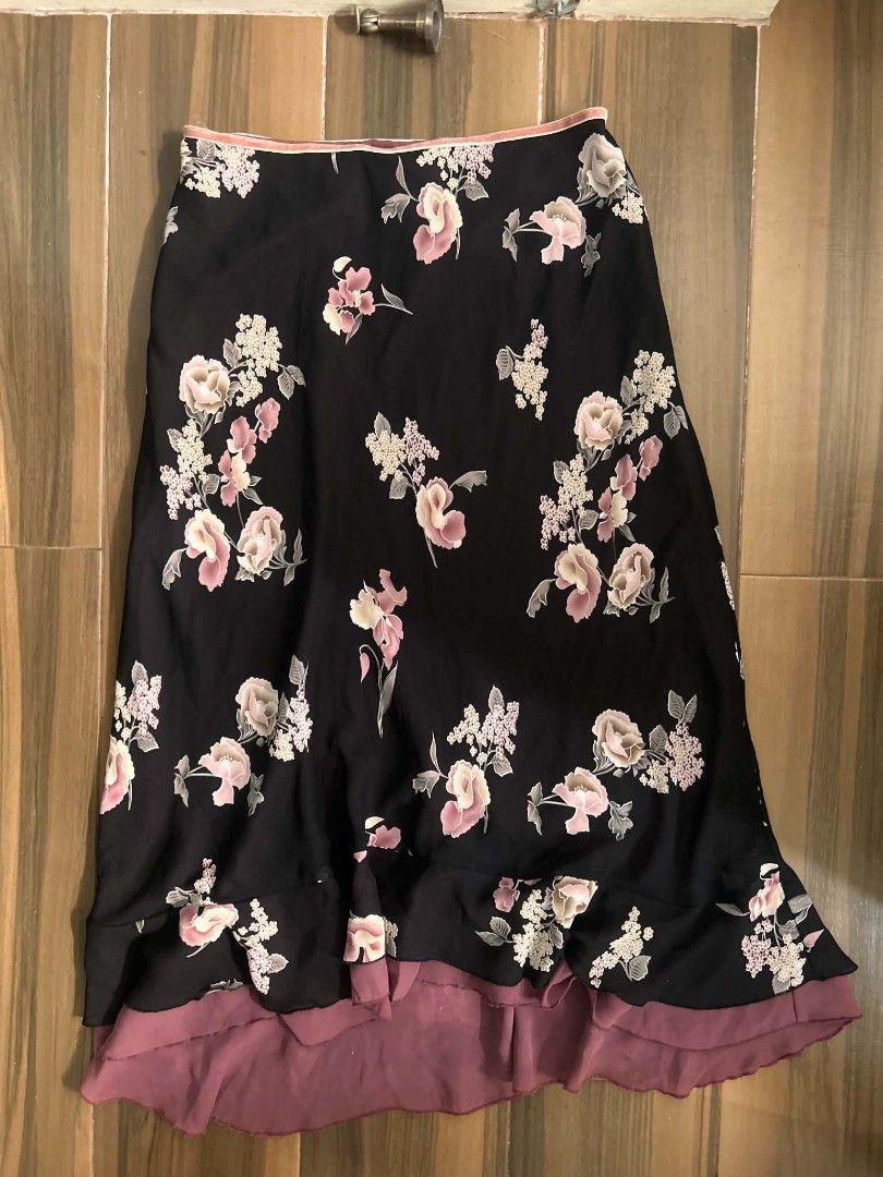 Skirt Floral y2k (Category: Skirts) located in Pasig City. Submitted by sukie_rocks (Listing ID 1470859445, Image 1). Description: bough from salcedo 32-34 waist.