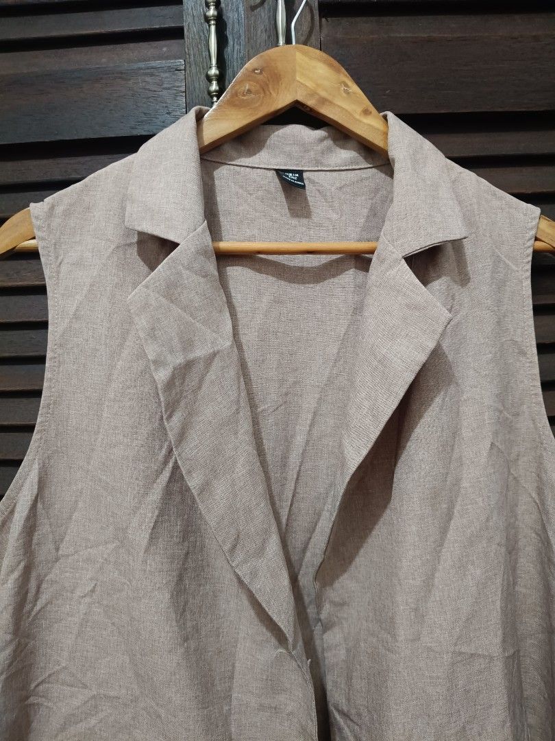Sleelevess Blazer Vest Linen (Category: Coats, Jackets and Outerwear) located in Manila. Submitted by byjrb (Listing ID 1470801259, Image 2). Description: Size : 1XL on tag Pwede niyo lagyan ng butones sa harap if you want.