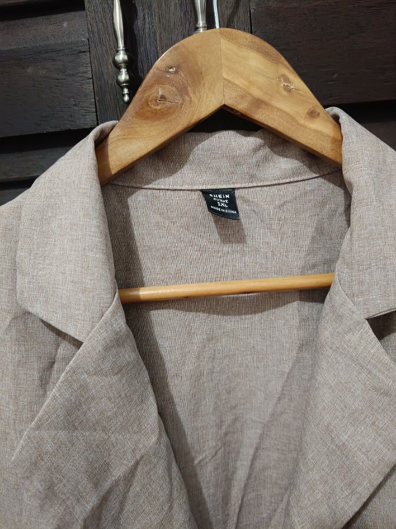 Sleelevess Blazer Vest Linen (Category: Coats, Jackets and Outerwear) located in Manila. Submitted by byjrb (Listing ID 1470801259, Image 3). Description: Size : 1XL on tag Pwede niyo lagyan ng butones sa harap if you want.