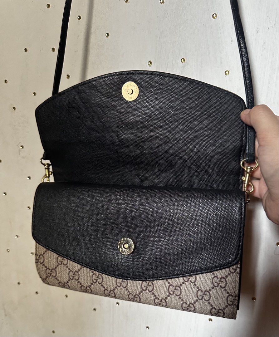Sling bag (Category: Cross-body Bags) located in Cavite. Submitted by chicfinds.slay (Listing ID 1470850026, Image 1). Description: ✨never used nastock lang sa closet ✨all working zip/and snap buttons.