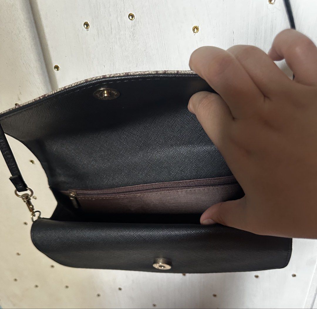 Sling bag (Category: Cross-body Bags) located in Cavite. Submitted by chicfinds.slay (Listing ID 1470850026, Image 2). Description: ✨never used nastock lang sa closet ✨all working zip/and snap buttons.