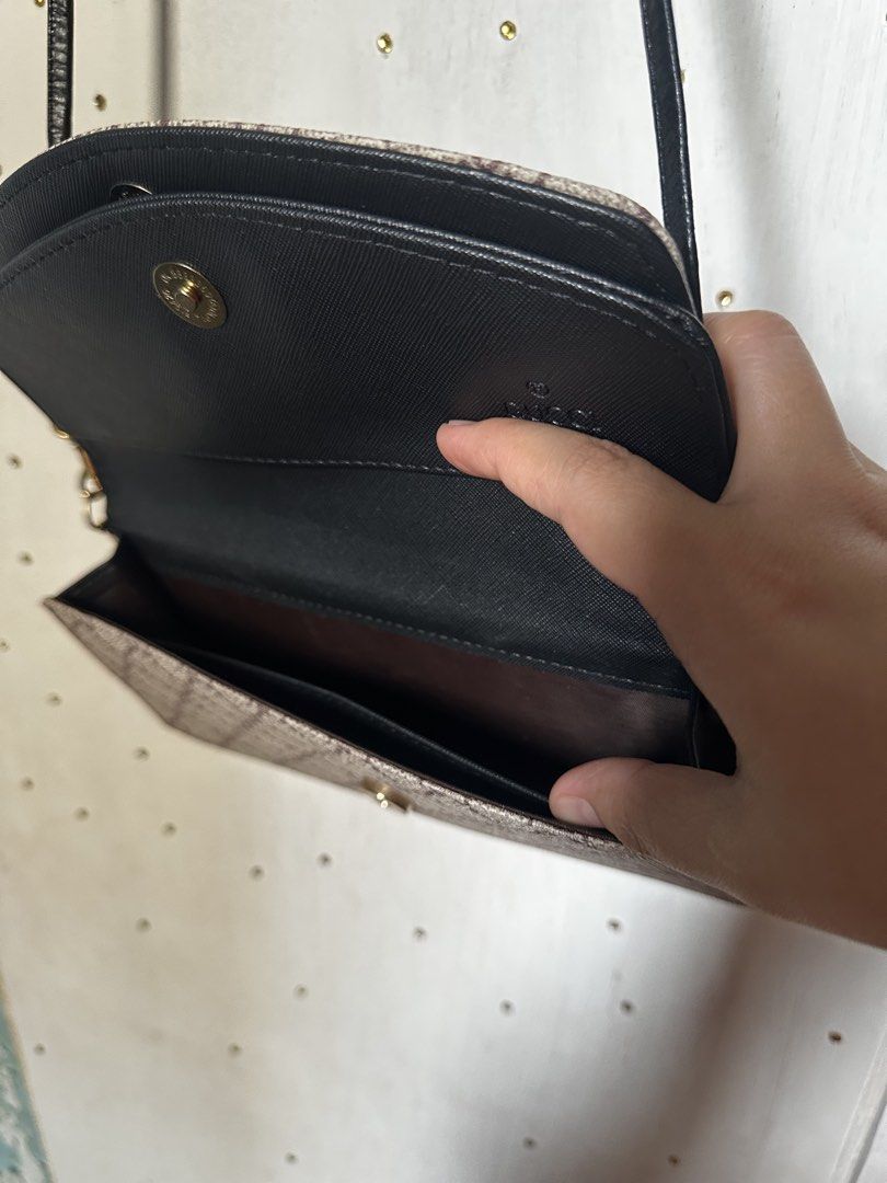 Sling bag (Category: Cross-body Bags) located in Cavite. Submitted by chicfinds.slay (Listing ID 1470850026, Image 3). Description: ✨never used nastock lang sa closet ✨all working zip/and snap buttons.