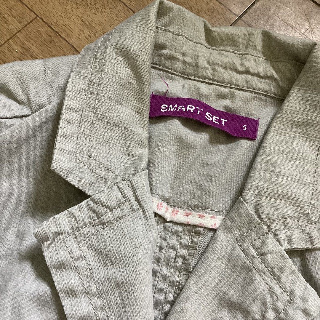 SMART SET y2k beige office siren blazer top (Category: Blouses) located in Santa Rosa. Submitted by lilyestrell (Listing ID 1470840530, Image 3). Description: size: medium flaw: small stain.