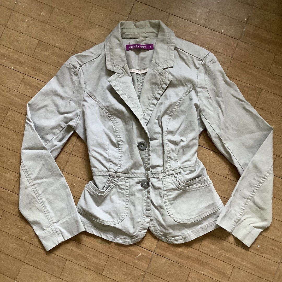 SMART SET y2k beige office siren blazer top (Category: Blouses) located in Santa Rosa. Submitted by lilyestrell (Listing ID 1470840530, Image 2). Description: size: medium flaw: small stain.