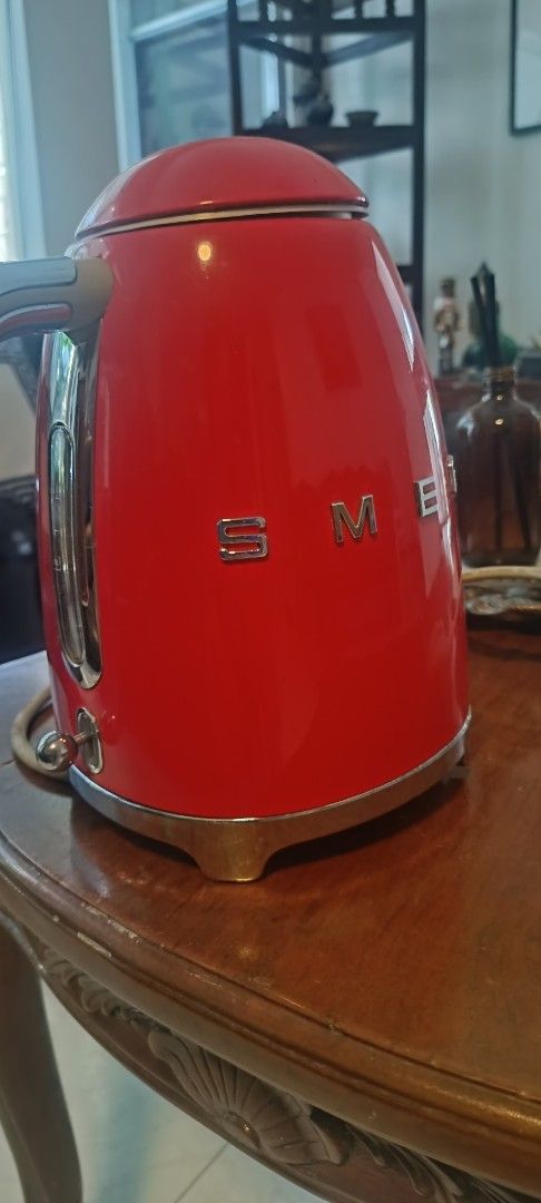 Smeg Red Electric Kettle (Category: Kettles & Airpots) located in Paranaque City. Submitted by yesyesyo (Listing ID 1470788108, Image 2). Description: Defective Smeg Kettle. does not turn on. tried having it fixed but to no avail. best for decor or try for another round of fixing. loc: BF Homes Gcash Lalamove .