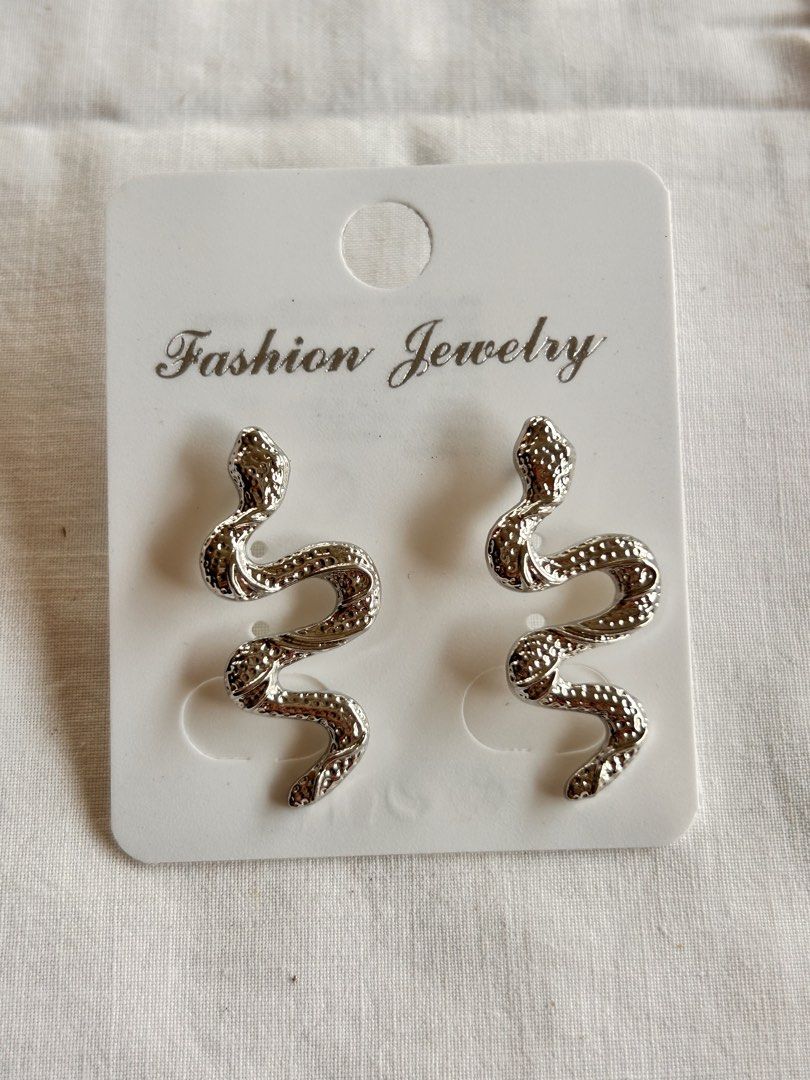 Snake Edgy Silver Earrings (Category: Earrings) located in Pinamalayan. Submitted by _dragonfly (Listing ID 1470775444, Image 1). Description: .