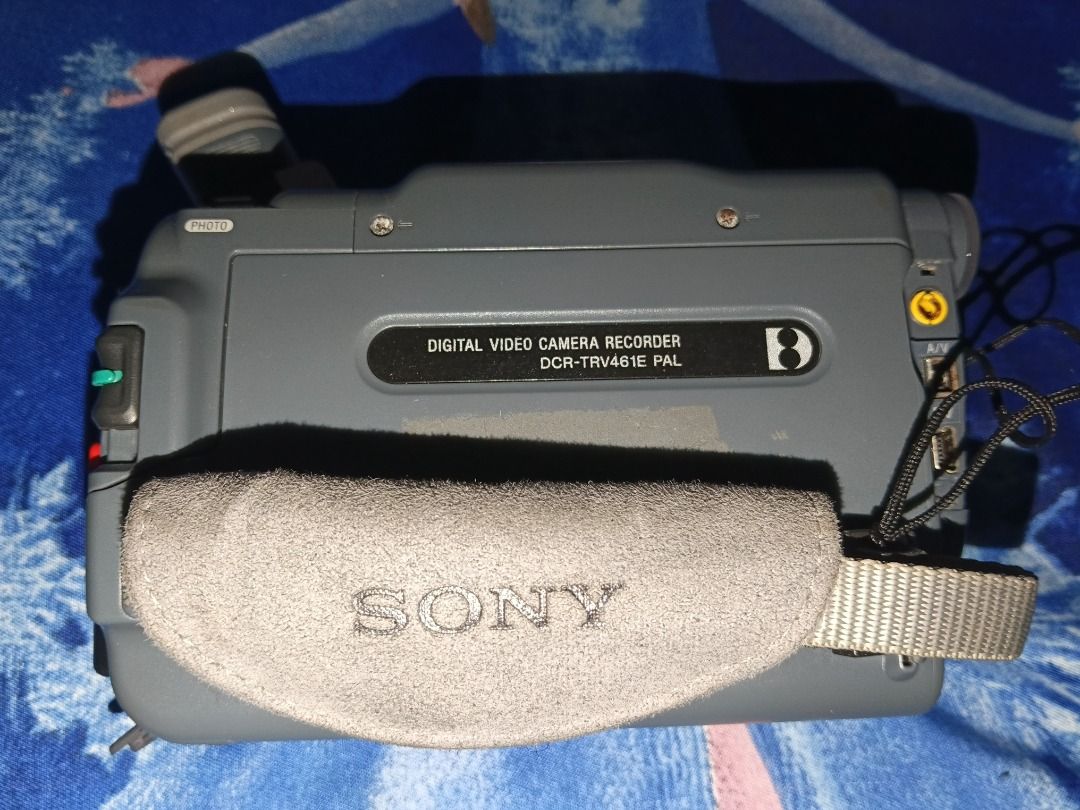 SONY HANDYCAM DCR TRV 461 E PAL (Category: Cameras) located in Quezon City. Submitted by shezzowicked (Listing ID 1470905647, Image 3). Description: FS SONY HANDYCAM DCR TRV 461 E PAL WITH ISSUE biglang namamatay mga ilang minutes, pero nagagamit rin siya mga ilang minuto. tapos hindi ulit mag oopen, tapos mga ilang oras mag bubukas ulit. ewan, short circuit ata. white Icd, pero na ttouch yung screen. WORKING YUNG LIGHTS NIYA, WORKING RIN ZOOM, W