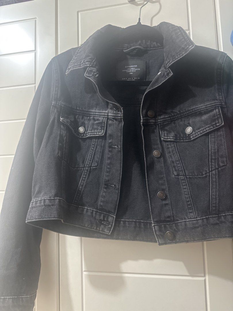 Stradivarius Black Denim Jacket Crop Size S (Category: Coats, Jackets and Outerwear) located in Antipolo. Submitted by ririwearph (Listing ID 1470780566, Image 1). Description: - Brand: Stradivarius - Color: Washed black - Size: S (fits true to size) - Fit: Cropped - Details: Metal front button closure, chest pockets with flaps, classic collar, long sleeves - Origin: Made in Turkey - Condition: Great everyday layering piece that goes with everyth