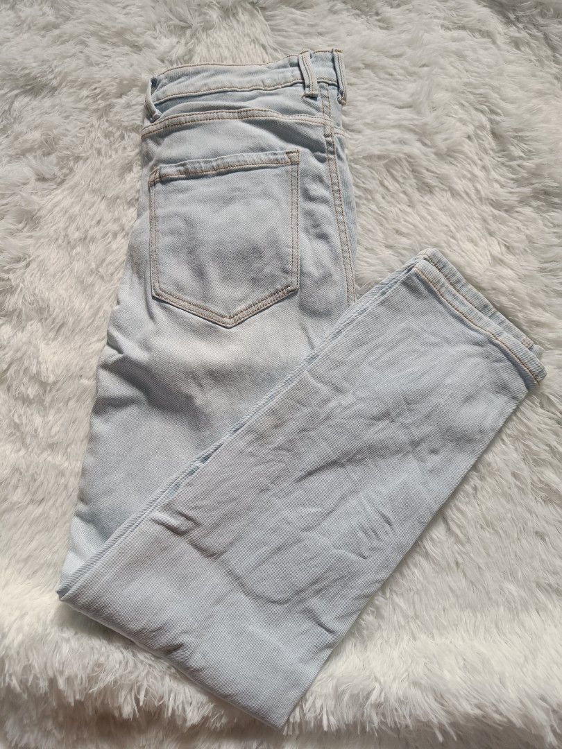 Stradivarius Light Wash Denim Jeans Size 32 (Category: Jeans) located in Orani. Submitted by mbfb_btn (Listing ID 1470822932, Image 2). Description: - Brand: Stradivarius - Style: Straight leg light wash denim jeans - Size: 30-32 - Details: Classic five-pocket styling, tan contrast stitching, button and zip fly closure - Condition: Clean fabric with minimal wear visible.