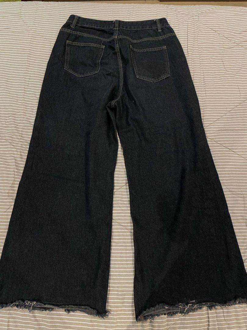 Strevra wide leg jeans (Category: Jeans) located in Las Pinas. Submitted by francesaly (Listing ID 1470787010, Image 3). Description: .